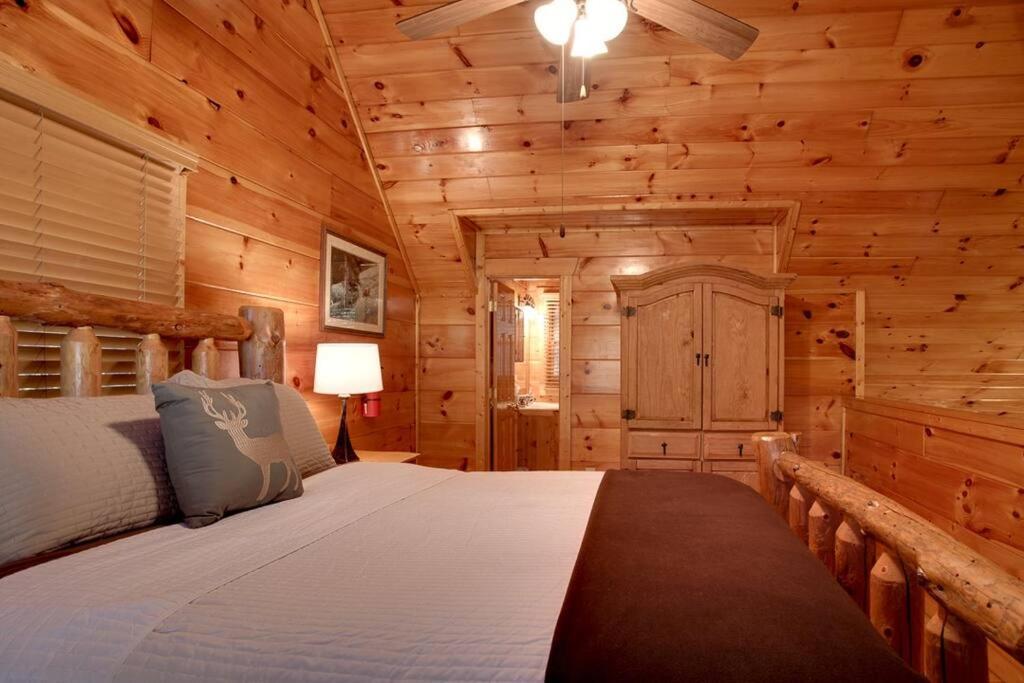 Brave Eagle Cabin Sevierville Room photo