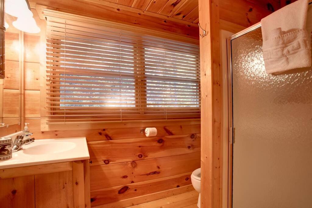 Brave Eagle Cabin Sevierville Room photo